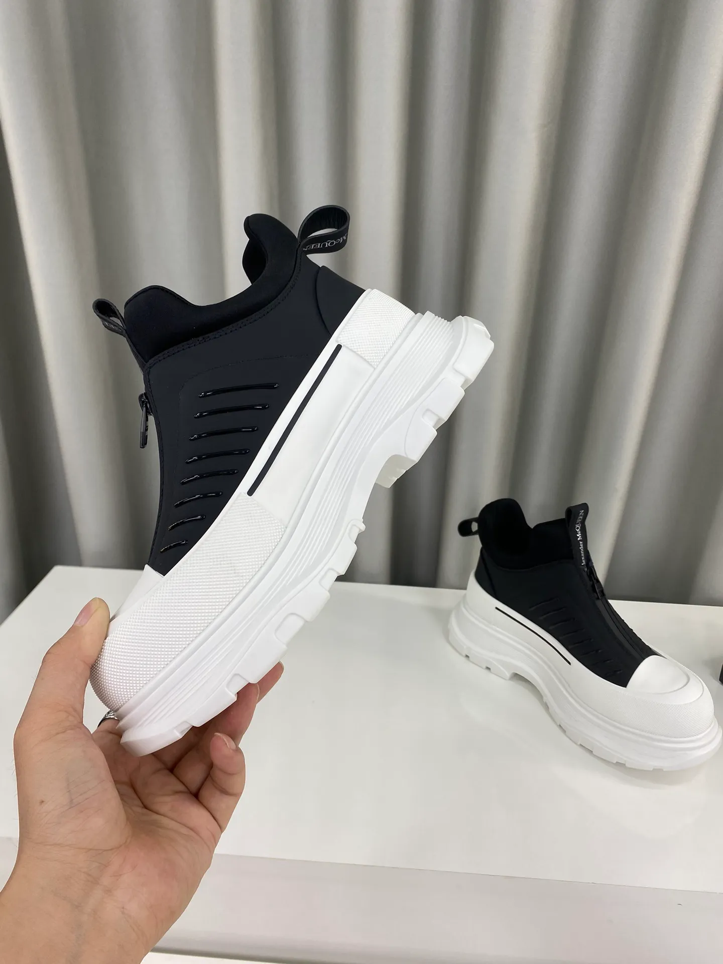 👟👟Ex-factory price 660👟👟Men's size +10 🔺Mc Queen 🔺Alexander McQueen's latest model, thick-soled front zipper dad shoes🌈 The designer has a bold idea and combines the trend of the times with the perfect design. It is super comfortable and versatile, with a new dad-style design and a multi-craft spliced ​​outsole. It is perfect. Many celebrities and Internet celebrities endorse it. 🔥Material: Original custom-made first-layer cowhide for the upper. Inside: Cali sheepskin feet. Outsole: Original TPU multi-layer combination outsole, •┈┈┈┈┈┈★┈┈┈┈┈┈┈• Size: Women’s 35～39 (34, 40, customization is non-returnable) Men’s 39～44 (38, 45, customization is not returnable) Full set of counter original packaging
